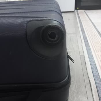 Havaist Seyahati Sonrası Bavulun Tekerlekleri Kırıldı, Çözüm Sunulmadı