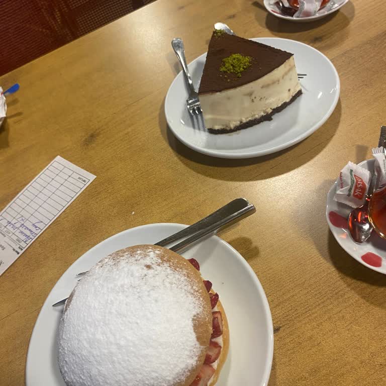 Altınbaşak Pastanesi Alman Pastasının Ekmeği Kesinlikle Taze Değildi