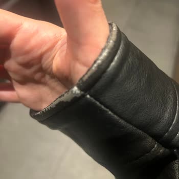 Zara Deri Ceketlerde Tekrarlayan Soyulma Ve Zorlu Değişim Süreci