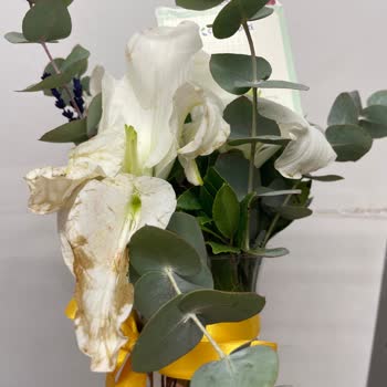 Çiçek Sepetinden Gelen Çiçekler Solmuş Ve Taze Değildi