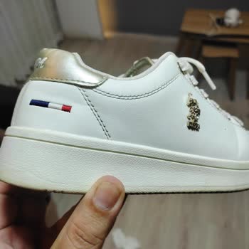 Kısa Sürede Parçalanan Ayakkabıya FLO'dan Çözüm Bulunamıyor