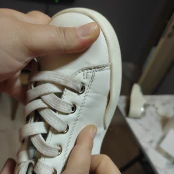 Kısa Sürede Parçalanan Ayakkabıya FLO'dan Çözüm Bulunamıyor