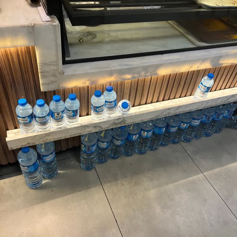 Kantin Rafında Gıda Ürünleriyle Birlikte Parfüm Şişesi Bulunmasına Tepki