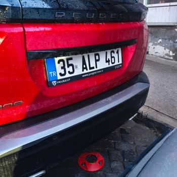 Pamukkale Turizm Servisinin Dar Sokakta Kaza Yapıp Uzaklaşması Mağduriyet Yarattı