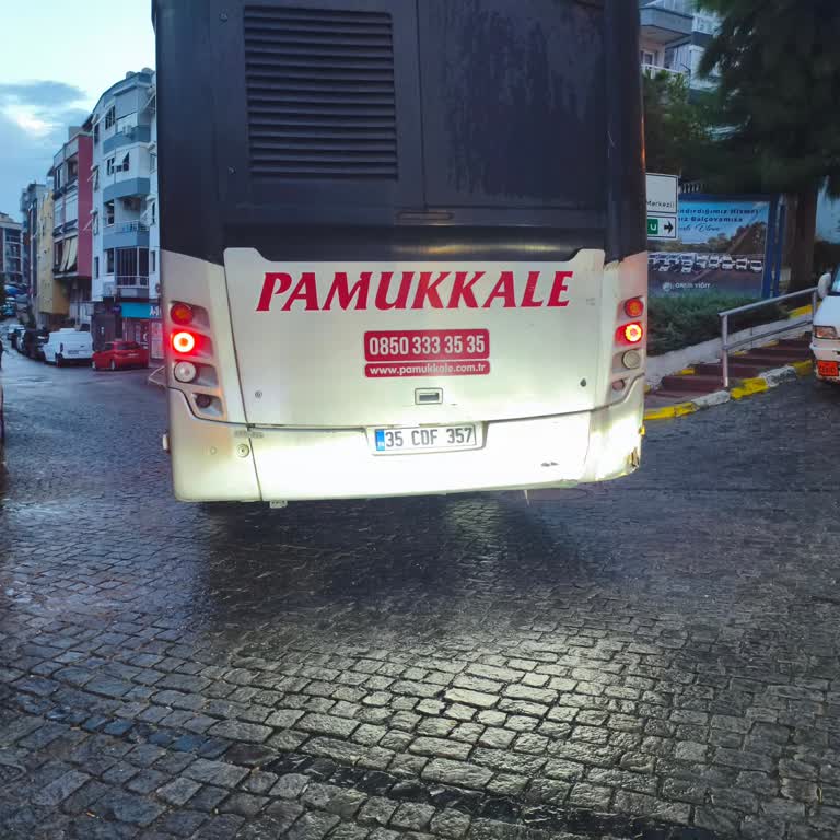 Pamukkale Turizm Servisinin Dar Sokakta Kaza Yapıp Uzaklaşması Mağduriyet Yarattı