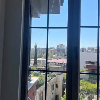 Arzum Nakliyat Sözünü Tutmuyor: Kırılan Cam 3 Aydır Onarılmadı