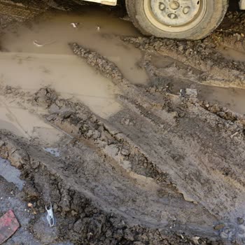 Kars Belediyesi'nin Su Patlağına Müdahale Etmemesi Mağduriyet Yaratıyor