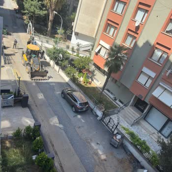 Kadıköy Belediyesi Erenköy Özenç Sokakta Tamamlanmayan Asfalt Çalışması Aracım Zarar Gördü