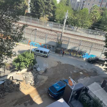 Kadıköy Belediyesi Erenköy Özenç Sokakta Tamamlanmayan Asfalt Çalışması Aracım Zarar Gördü