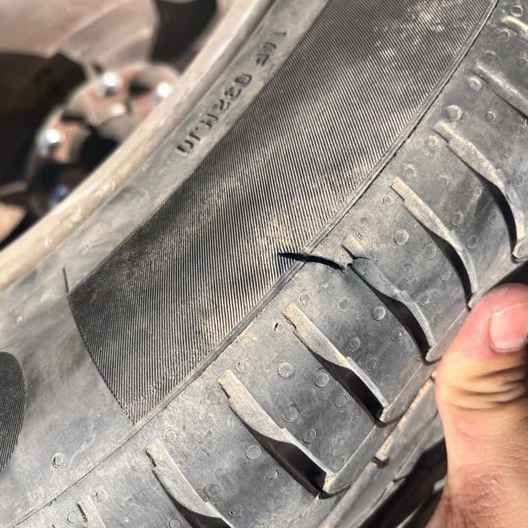 Sıfır Alınan Continental Lastik İlk Günde Yanaktan Yarıldı, Bayi İlgisiz Kaldı