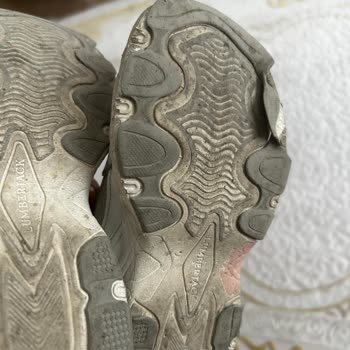 Az Kullanımla Yırtılan Çocuk Ayakkabısı Ve İlgisiz Müşteri Hizmetleri