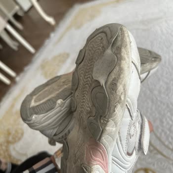 Az Kullanımla Yırtılan Çocuk Ayakkabısı Ve İlgisiz Müşteri Hizmetleri