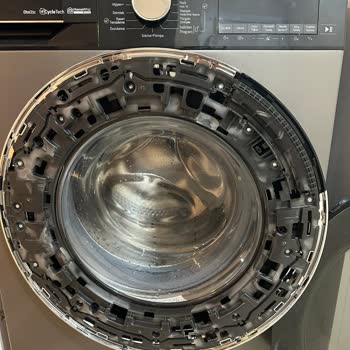 Yeni Alınan Çamaşır Makinesinin Parçası Kendi Kendine Düştü, Garanti Kapsamında Ücret Talebi