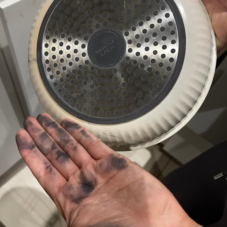 Tencere Takımından Çıkan Siyah Boya Sağlığımızı Tehdit Ediyor