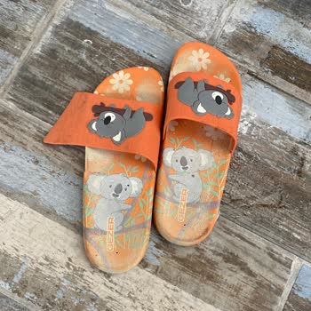 İki Günde Rengi Solan Ve Kopan Terlik Mağduriyeti