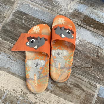 İki Günde Rengi Solan Ve Kopan Terlik Mağduriyeti