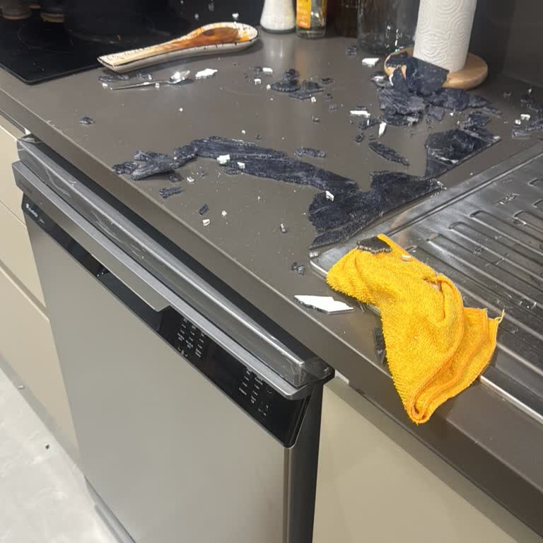 Karaca Züccaciye Cam Kesme Tahtası Aniden Patladı, Güvenlik Riski Oluştu