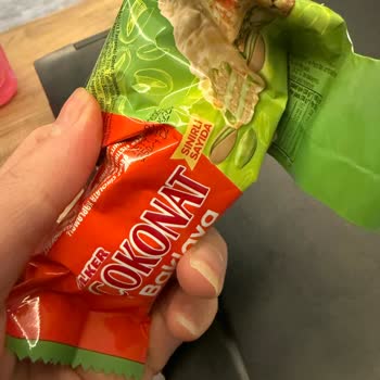 Çokonat Baklava İçinde Sert Cisim Dişimi Kırıyordu