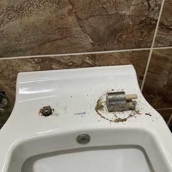 Klozet Kapağı Menteşe Parçası Bulunamıyor