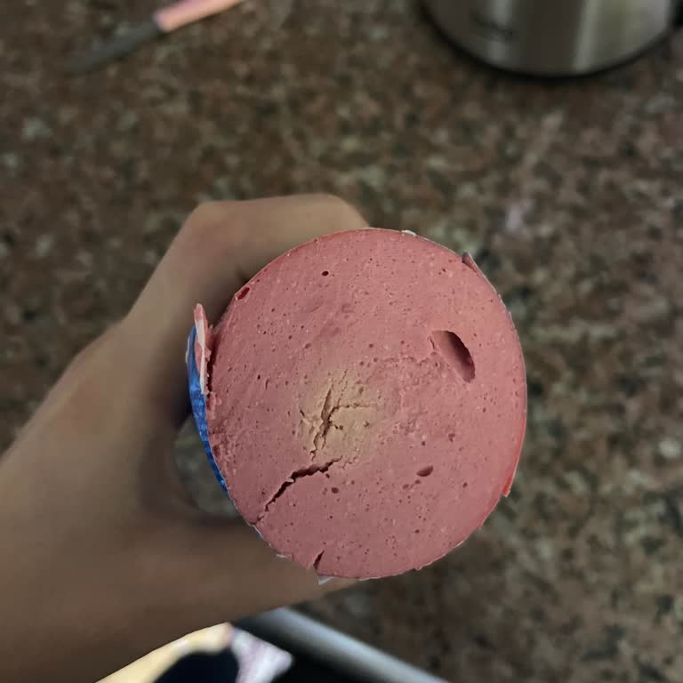 Kapalı Ambalajda Tarihi Geçmemiş Salam Bozuk Çıktı, Açıklama Ve İade İstiyorum