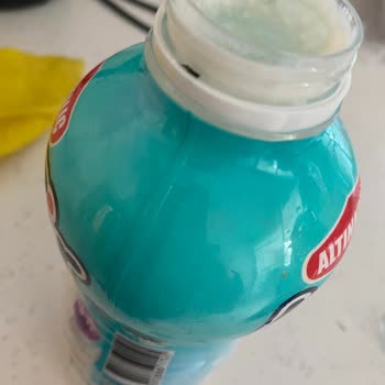 Aldığım Laktozsuz Kefirde Kapakta Lekeler Ve Tortulu Görüntüyle Karşılaştım