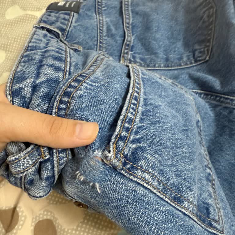 Mavi Pantolonumun İlk Yıkamada Arka Cebinde Yırtık Oluştu Mağduriyetimin Giderilmesini İstiyorum