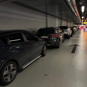 Zorlu Center Otoparkında Düzensiz Park Ve Yetersiz Güvenlik Önlemleri