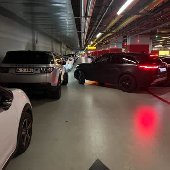 Zorlu Center Otoparkında Düzensiz Park Ve Yetersiz Güvenlik Önlemleri