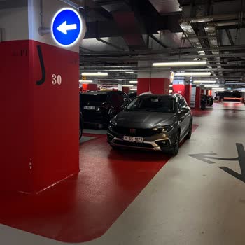 Zorlu Center Otoparkında Düzensiz Park Ve Yetersiz Güvenlik Önlemleri