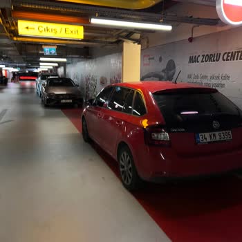 Zorlu Center Otoparkında Düzensiz Park Ve Yetersiz Güvenlik Önlemleri