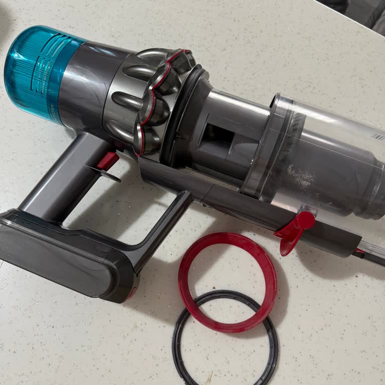 Dyson V15 Süpürgemin Toz Haznesindeki Parça Yerinden Çıktı Müşteri Hizmetlerine Ulaşamıyorum
