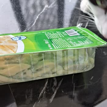 Tarihi Geçmemiş Peynirin Küflenmiş Ve Bozulmuş Çıkması