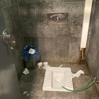 Ereylin AVM Zemin Kat Erkek Tuvaletlerinde Sürekli Temizlik Sorunu