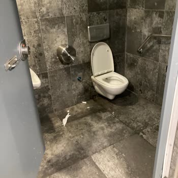 Ereylin AVM Zemin Kat Erkek Tuvaletlerinde Sürekli Temizlik Sorunu