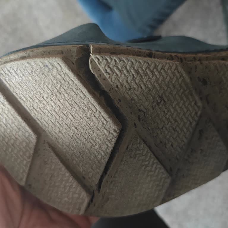 Kısa Sürede Tabanı Kırılan Terliğin Değişimi İçin Yardım Talebi