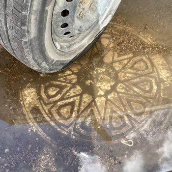 Superonline Altyapı Kapağı Onarılmadığı İçin Apartman Önünde Tehlikeli Su Birikintisi Oluşuyor