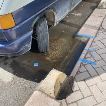 Superonline Altyapı Kapağı Onarılmadığı İçin Apartman Önünde Tehlikeli Su Birikintisi Oluşuyor