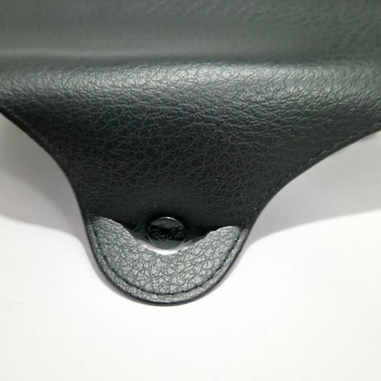 Rayban Gözlük Kılıfı Kısa Sürede Yırtıldı, Mağaza Çözüm Sunmadı