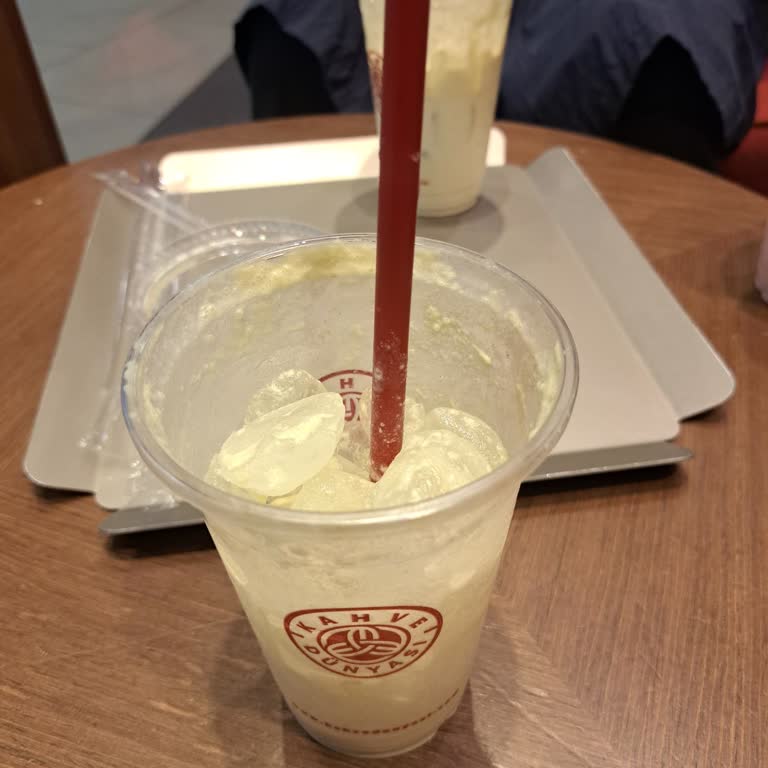 Kahve Dünyası Marmara Forumda İce Latte Bardakları Buz Dolu İçecek Yok Denecek Kadar Az