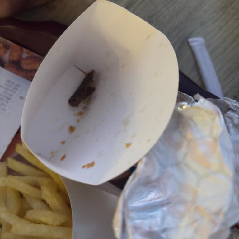 Popeyes Siparişimde Hijyen Skandalı: Tavukta Siyah Cisim Şoku!