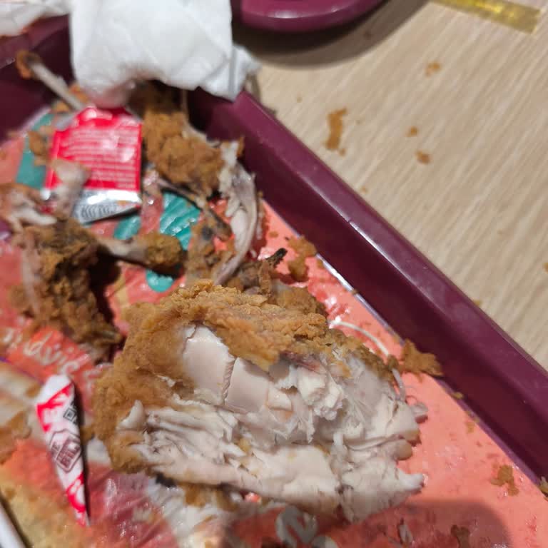 Yelki Popeyes'ta Kötü Kokulu Tavuk Deneyimi