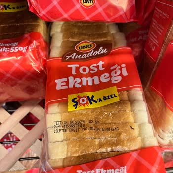 Marketin Düzensizliği Ve Tarihi Geçmiş Ürünlerle Dolu Reyonlar