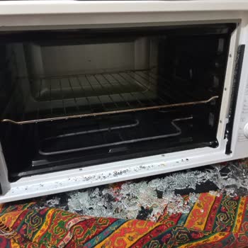 Simfer Fırının Camı Aniden Patladı, Garanti Kapsamında Değişim Talebi