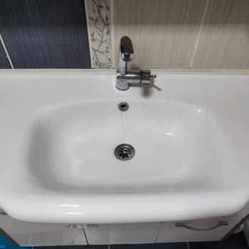 Lavaboda İnce Çizgiler Ve Görsel Bozukluk Oluştu