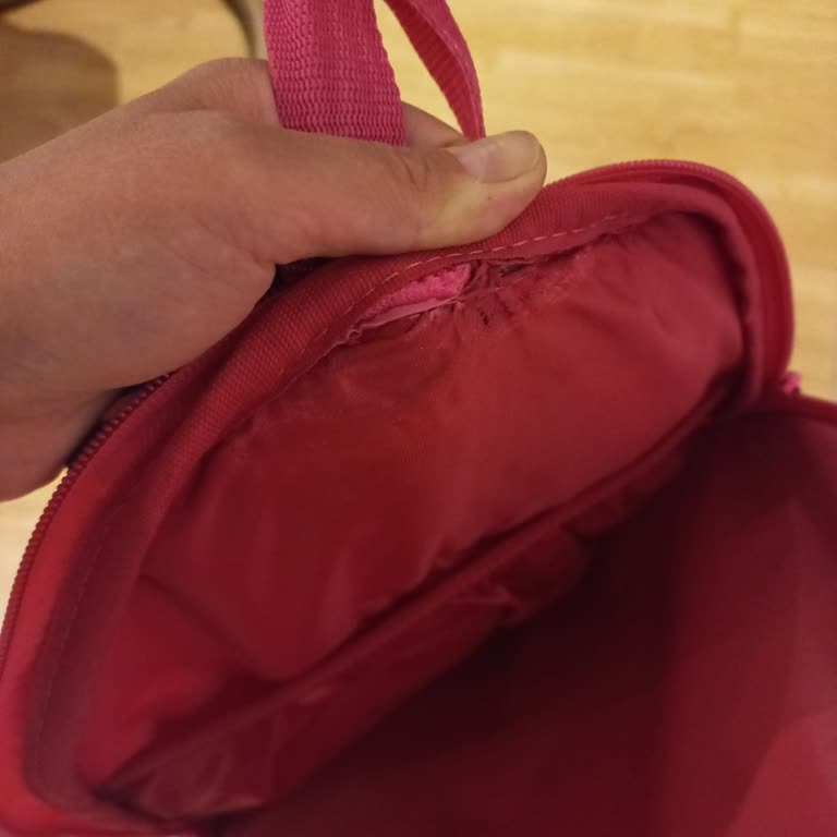 Yeni Alınan Çanta Kısa Sürede Yırtıldı, Tamirat Yetersiz