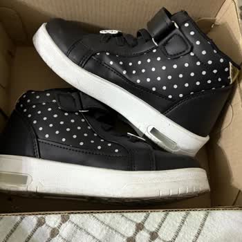 Bir Gün Giyilen Çocuk Ayakkabısında Işıklı Bölüm Kapağı Düştü