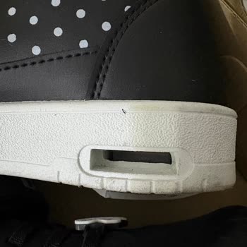 Bir Gün Giyilen Çocuk Ayakkabısında Işıklı Bölüm Kapağı Düştü