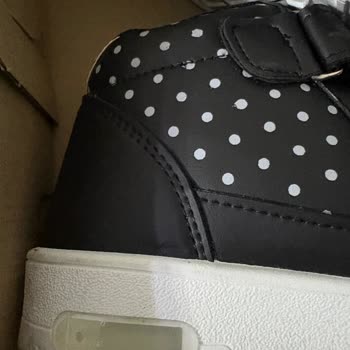 Bir Gün Giyilen Çocuk Ayakkabısında Işıklı Bölüm Kapağı Düştü