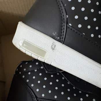 Bir Gün Giyilen Çocuk Ayakkabısında Işıklı Bölüm Kapağı Düştü