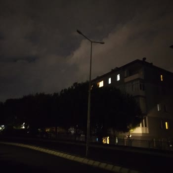 Sarıyer Caddesi'nde Uzun Süredir Devam Eden Aydınlatma Sorunu Güvenliği Tehdit Ediyor
